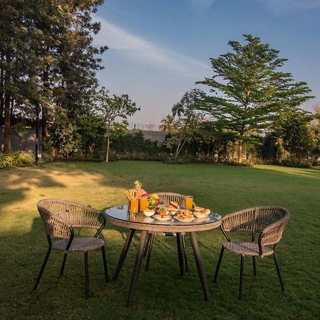 Stayvista'S Silver Grove - Serene Haven With Expansive Lawn & Terrace 나식 외부 사진