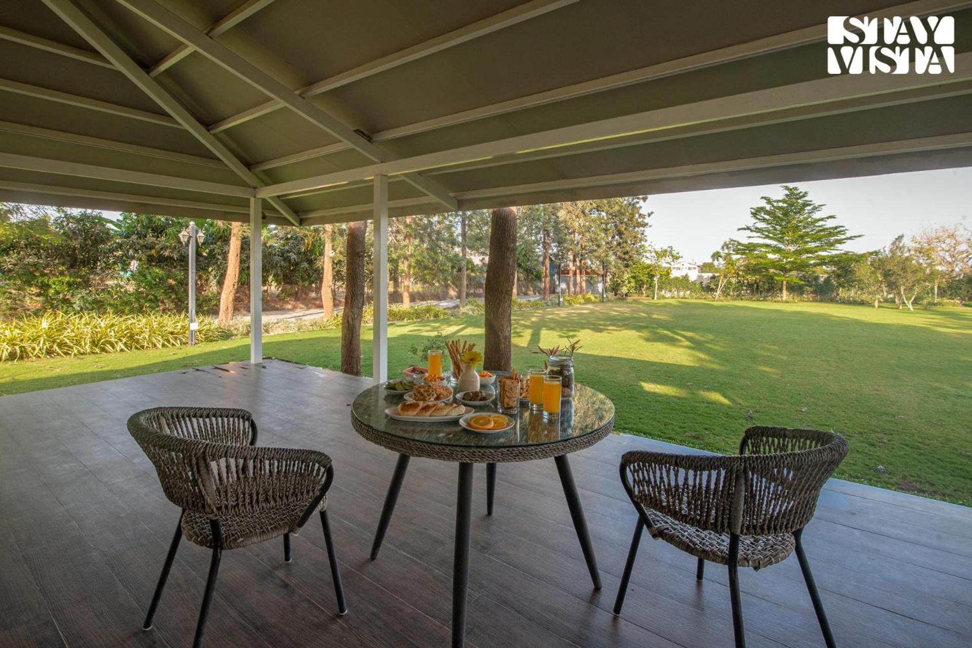 Stayvista'S Silver Grove - Serene Haven With Expansive Lawn & Terrace 나식 외부 사진