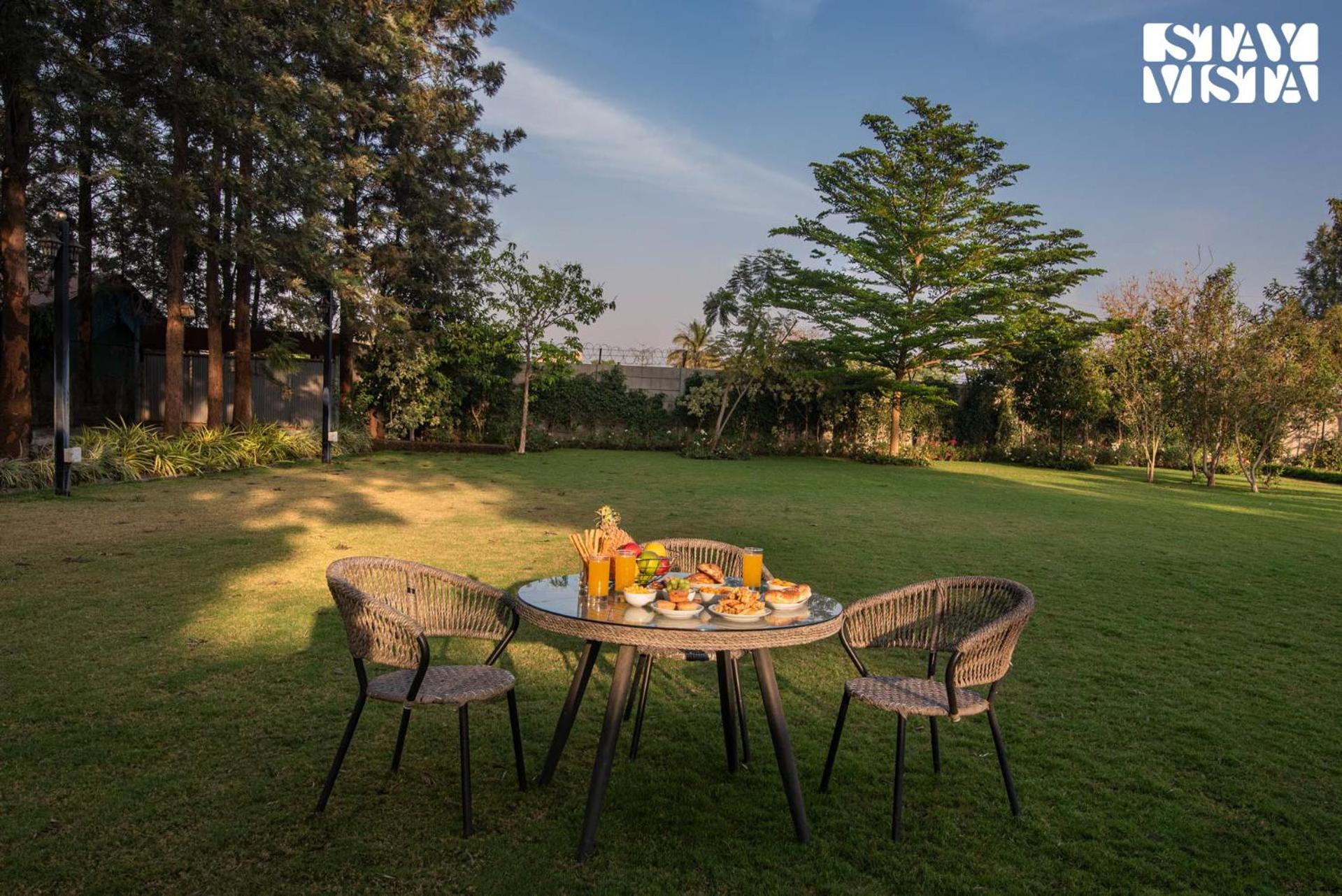Stayvista'S Silver Grove - Serene Haven With Expansive Lawn & Terrace 나식 외부 사진